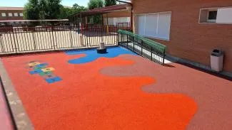Ocaña mejora la seguridad infantil con nuevo pavimento de caucho en el colegio San José de Calasanz