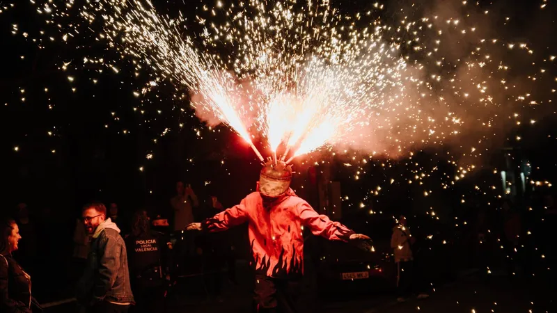 València cierra la Feria de Julio con un espectáculo pirotécnico y correfocs