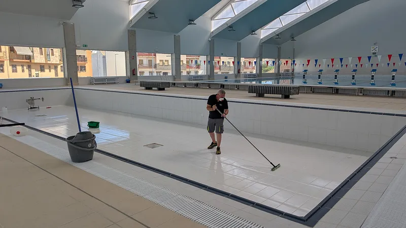 Torredelcampo ultima la apertura de la Piscina Cubierta con mejoras en el vaso pequeño