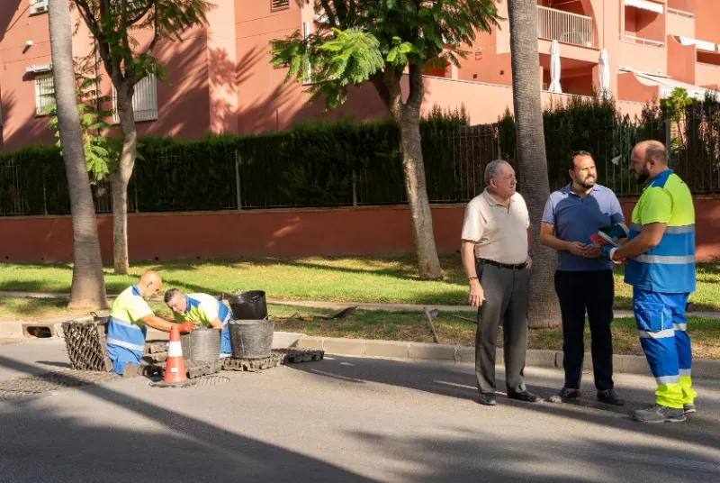 Benalmádena limpia más de 10.300 imbornales para prevenir inundaciones