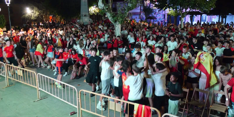 Alovera celebra la victoria de la selección con pantallas gigantes en la Plaza Mayor