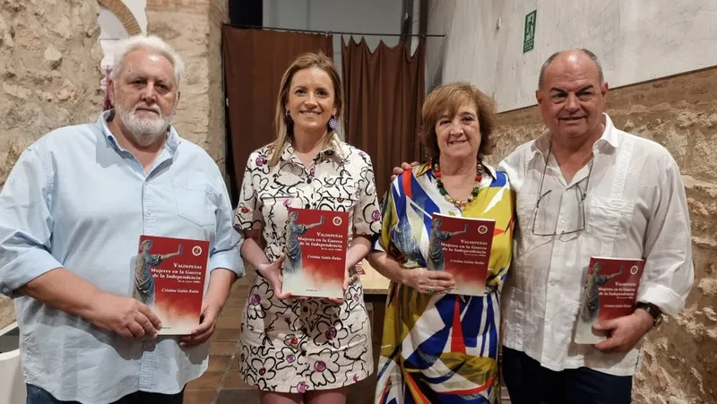 Vanessa Irla ensalza el papel femenino en la historia de Valdepeñas durante la presentación de un libro