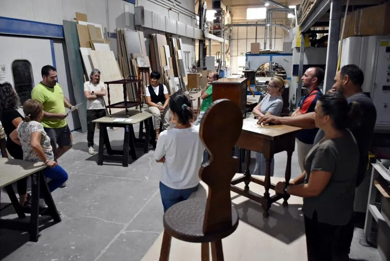 Éxito rotundo del taller de restauración de muebles en Daimiel: plazas agotadas y lista de espera