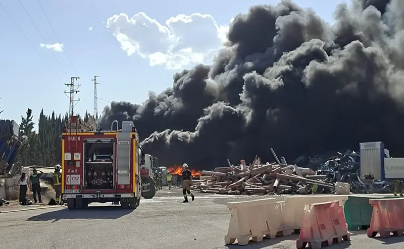 Incendio en planta de reciclaje de Alhendín: un trabajador afectado leve