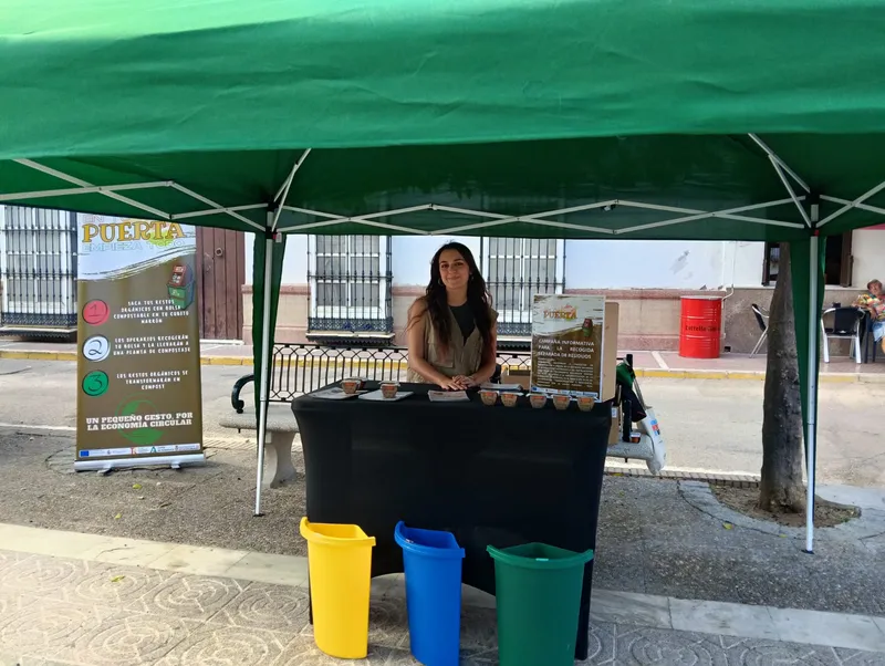 Algodonales impulsa el reciclaje con una campaña informativa puerta a puerta