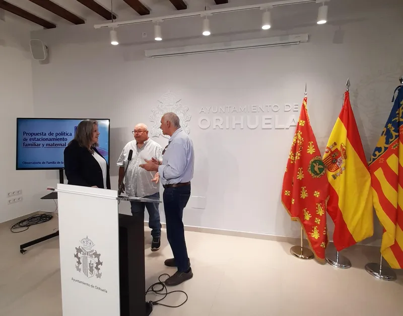 Orihuela propone plazas de aparcamiento exclusivas para familias y embarazadas