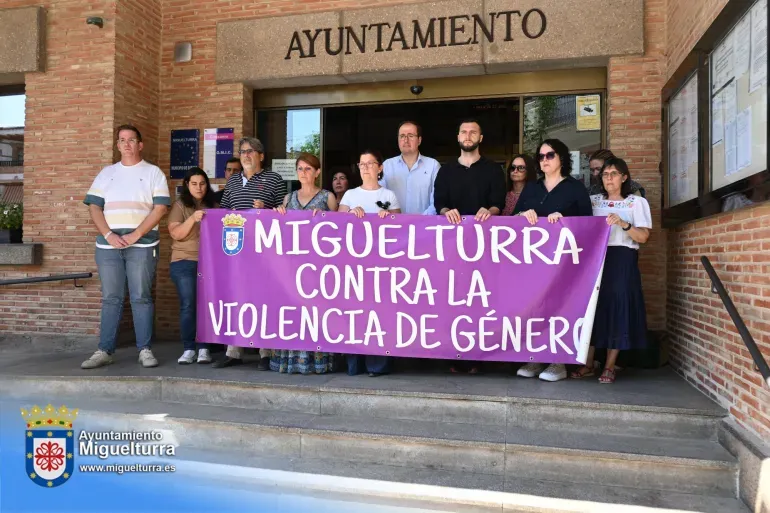 Miguelturra condena la violencia machista con una concentración y un minuto de silencio
