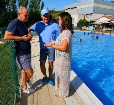 Pareja culmina la modernización de su piscina municipal con la renovación de césped y riego