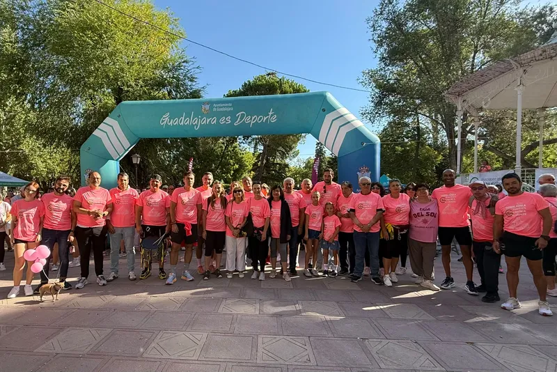 Guadalajara tiñe de rosa sus calles en la XII Marcha Contra el Cáncer con casi 2.000 participantes