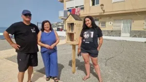 Salobreña fomenta la lectura en sus playas con siete "Biblioplayas"