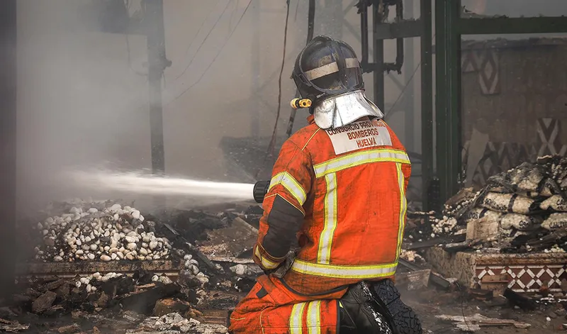 Un fallecido en el incendio de un asentamiento en Lucena del Puerto