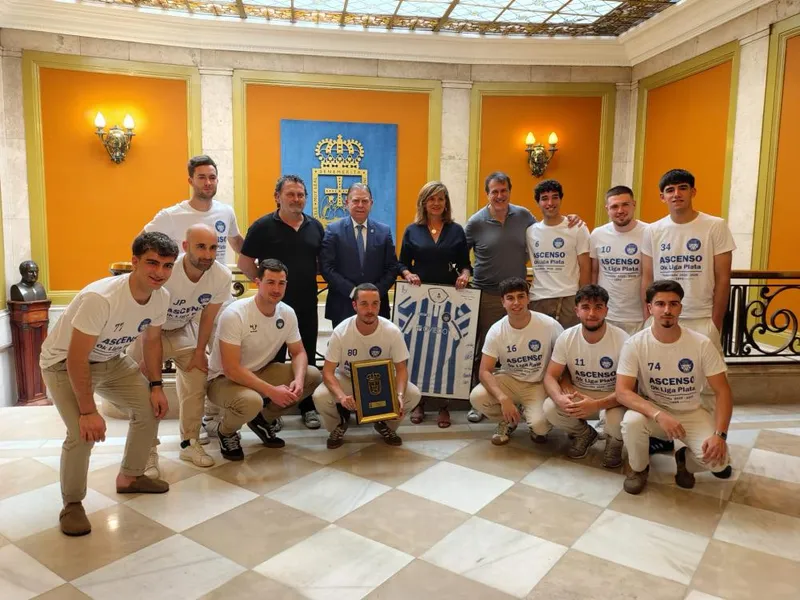 El Ayuntamiento de Oviedo recibe al Oviedo Roller H.C. tras su ascenso a la OK Liga Plata