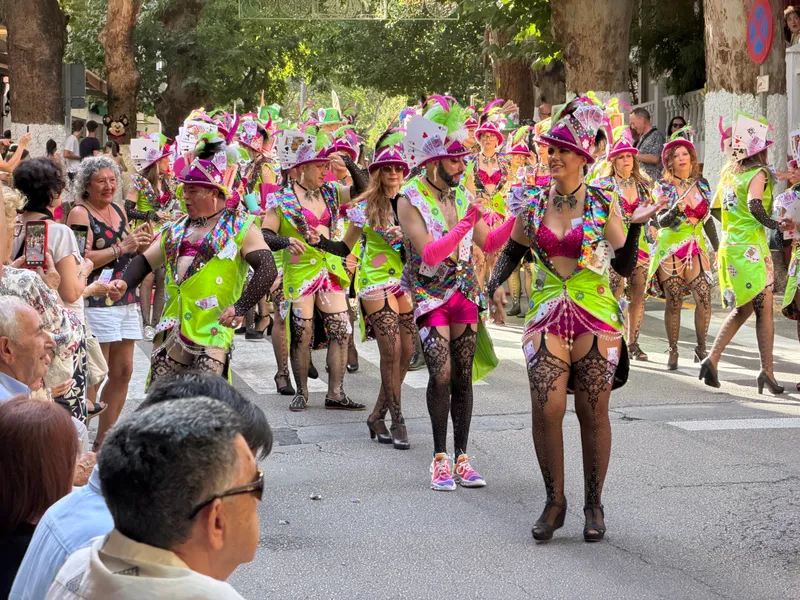 Lanjarón celebra sus Fiestas del Agua y del Jamón con un multitudinario desfile carnavalesco