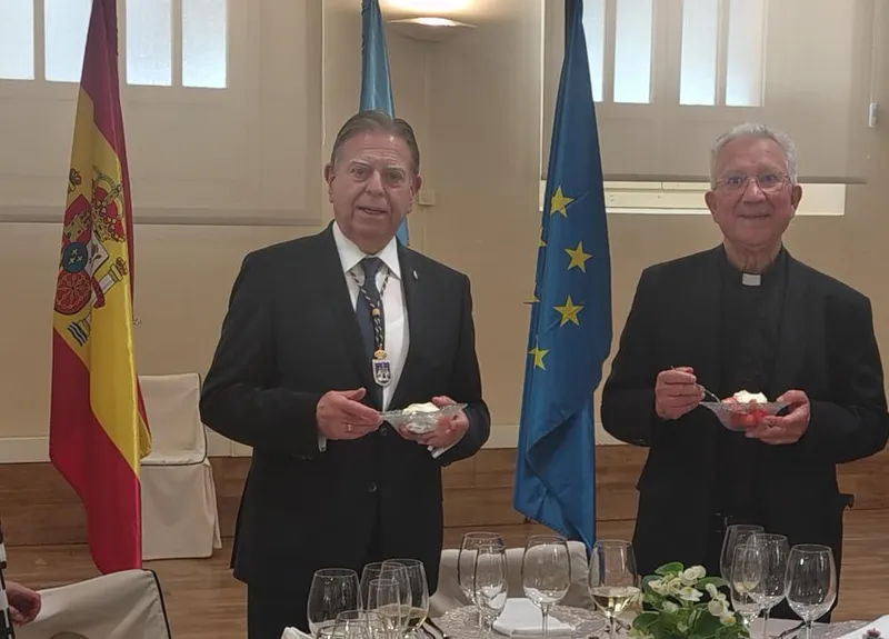 Oviedo celebra el Corpus Christi con alfombras florales y la tradicional degustación de fresas