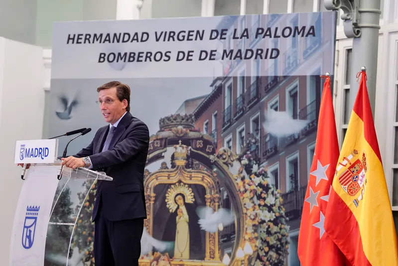Madrid honra a sus bomberos y a figuras destacadas en las Fiestas de la Paloma