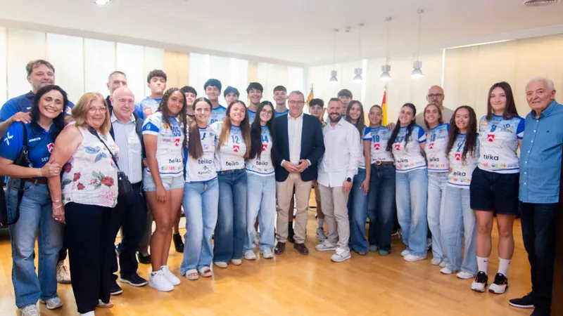 El alcalde de Benidorm felicita a la cantera del Club Voleibol Playas por sus éxitos autonómicos y nacionales