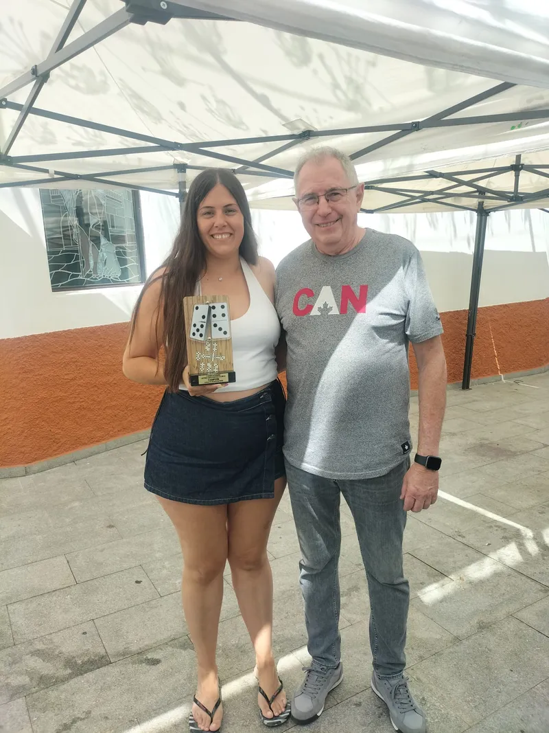 Verónica y Pirri se alzan con la victoria en el Torneo de Dominó de Araya