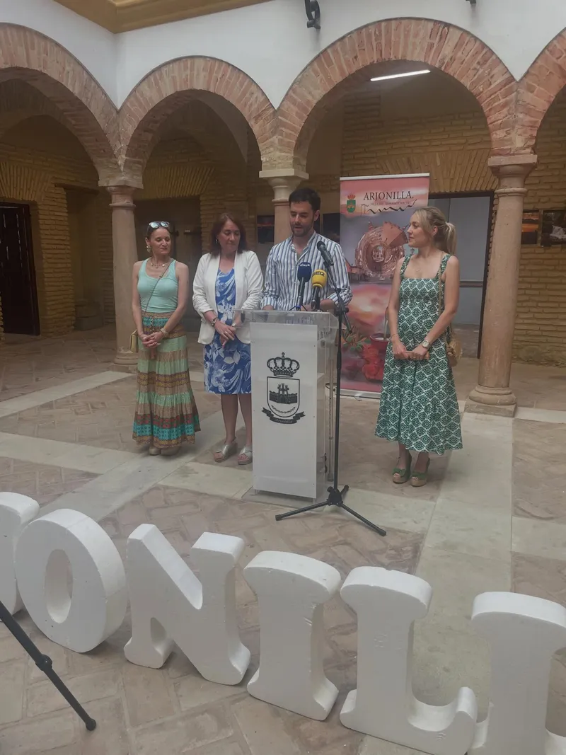 Arjonilla inaugura exposición fotográfica "Paisajes" del Instituto de Estudios Giennenses