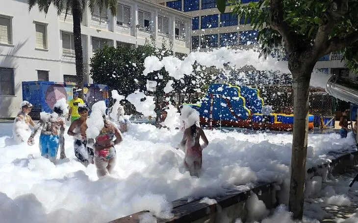 Benidorm cierra su programa de verano juvenil con juegos y fiesta de la espuma