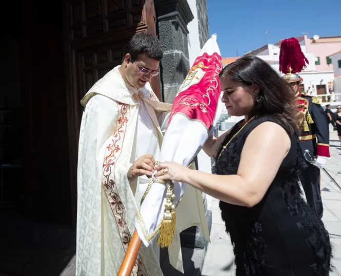 Candelaria honra a Santa Ana y San Joaquín con procesión y fuegos artificiales