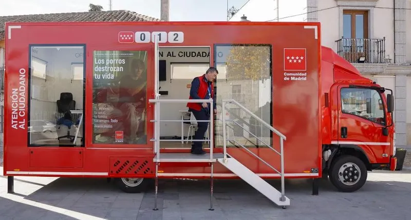 La Comunidad de Madrid acerca la administración a Canencia con su oficina móvil