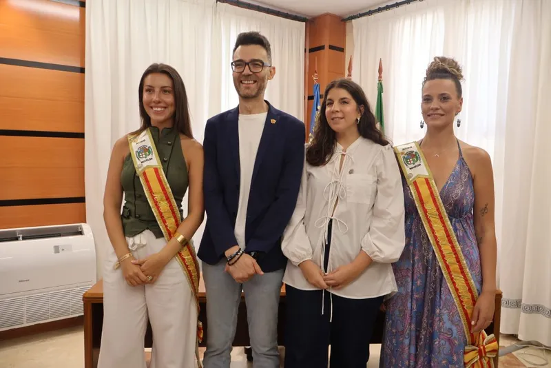 Las Reinas y cargos festeros de Novelda 2026 firman en el Libro de Oro