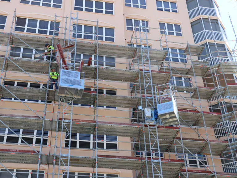 ALBA presenta el montacargas MC 250, un elevador de materiales versátil para la construcción