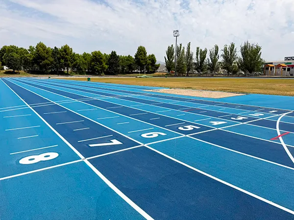 Huesca renueva el marcaje de las pistas de atletismo de la Ciudad Deportiva José María Escriche