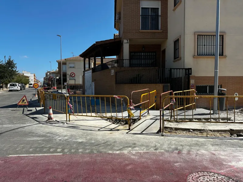 Almoradí renueva aceras en el entorno del CEIP Pascual Andreu para mejorar la accesibilidad