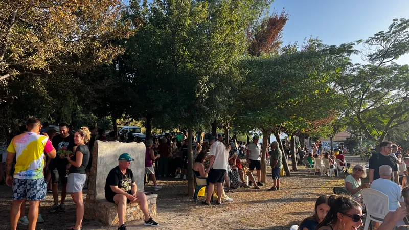 Lanjarón celebra el eclipse solar con más de 400 asistentes en el Mirador del Visillo