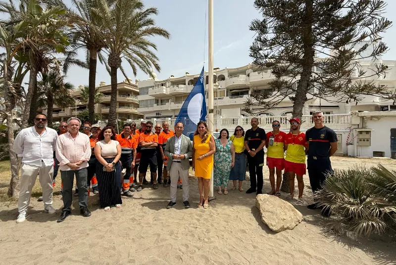 Benalmádena ondea tres Banderas Azules y renueva el distintivo en su Puerto Deportivo