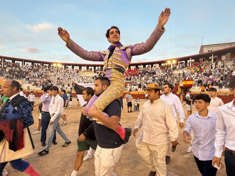 Víctor Hernández triunfa en la Feria Taurina de La Antigua con tres orejas y salida a hombros