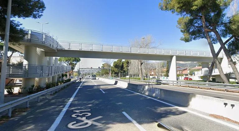 Castelldefels renueva la pasarela del C/6 con mejoras en pintura, iluminación y vegetación