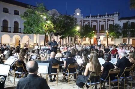 La banda de Manzanares pone música a la feria con un variado repertorio