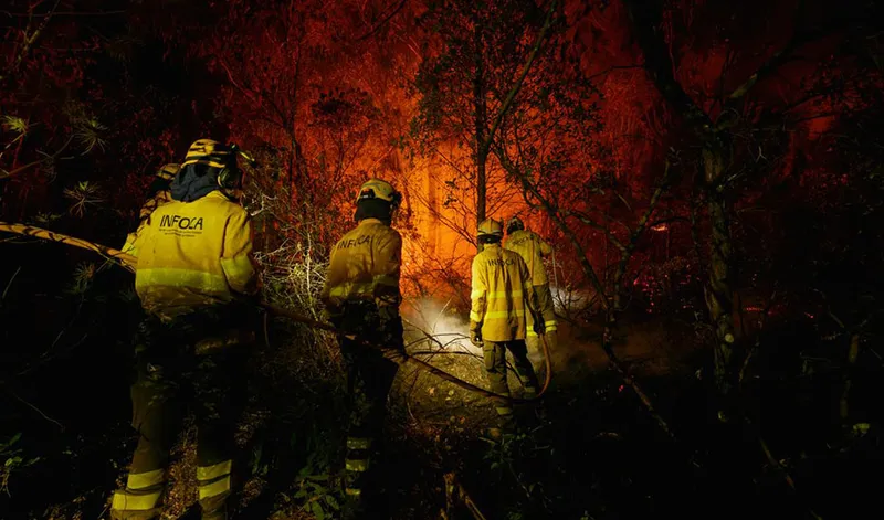 Avances en el incendio de Niebla: la noche permite estrechar la zona activa