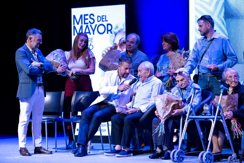 Reconocimiento a los vecinos centenarios de Antequera en la gala del Mes del Mayor de la Diputación de Málaga
