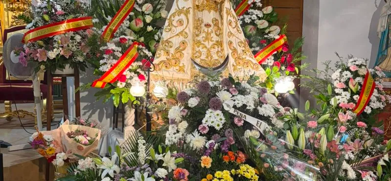 Alalpardo engalana a su Patrona, la Virgen del Rosario, con una multitudinaria ofrenda floral