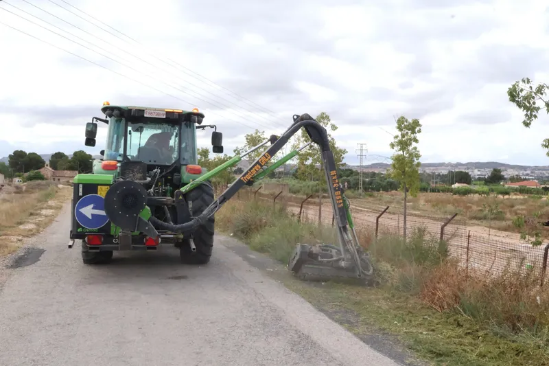 Novelda desbroza 135 kilómetros de caminos rurales para mejorar accesibilidad y seguridad