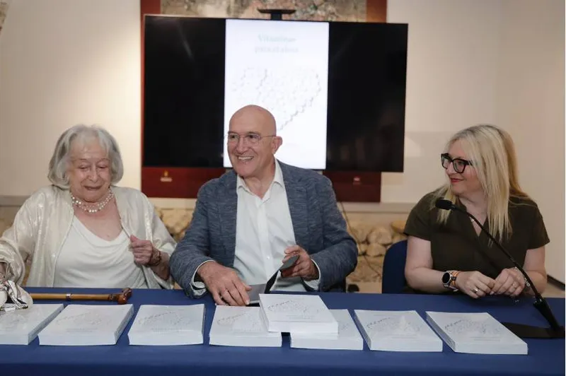 El alcalde de Valladolid presenta 'Vitaminas para el alma', un libro sobre bienestar emocional