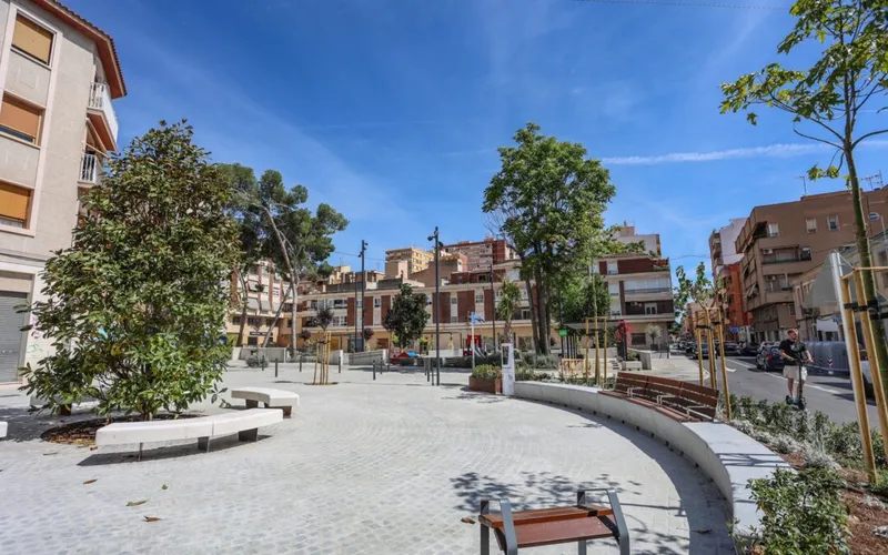 Elda renueva la plaza de la calle Nueva con zonas verdes y una fuente digital