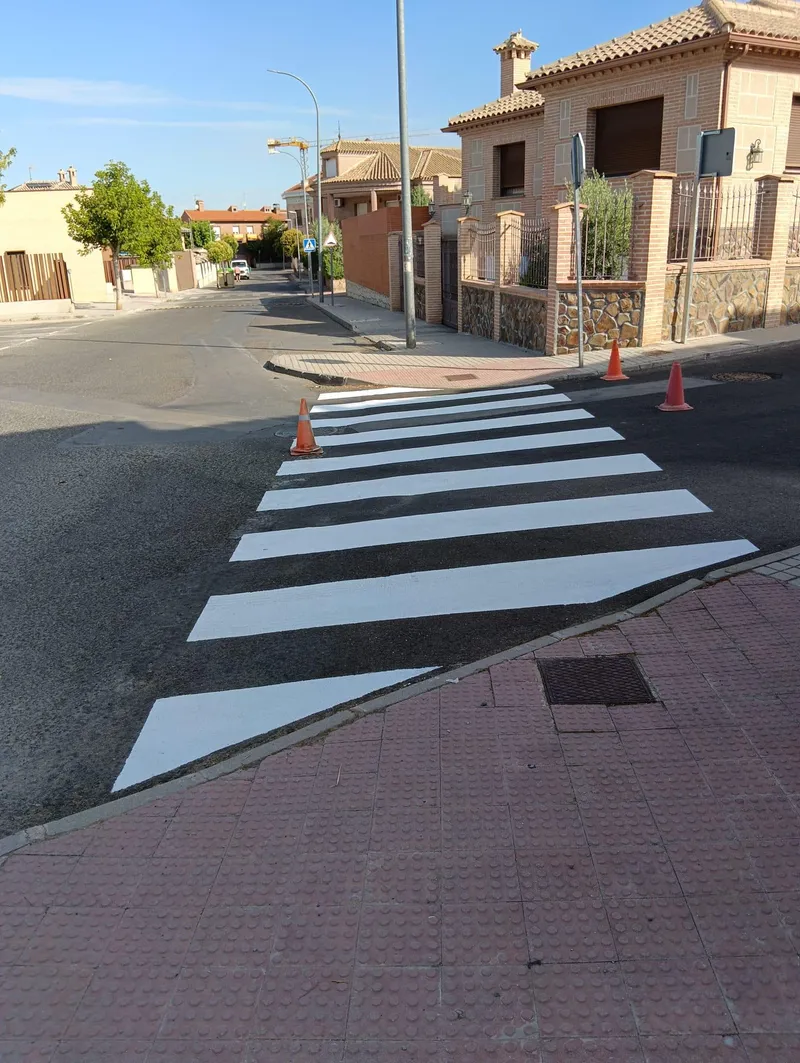 Bargas mejora la seguridad vial con el repintado de la señalización horizontal