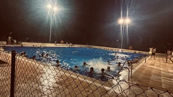 Pedro Muñoz celebra la 'Noche de baño bajo las estrellas' en la piscina municipal