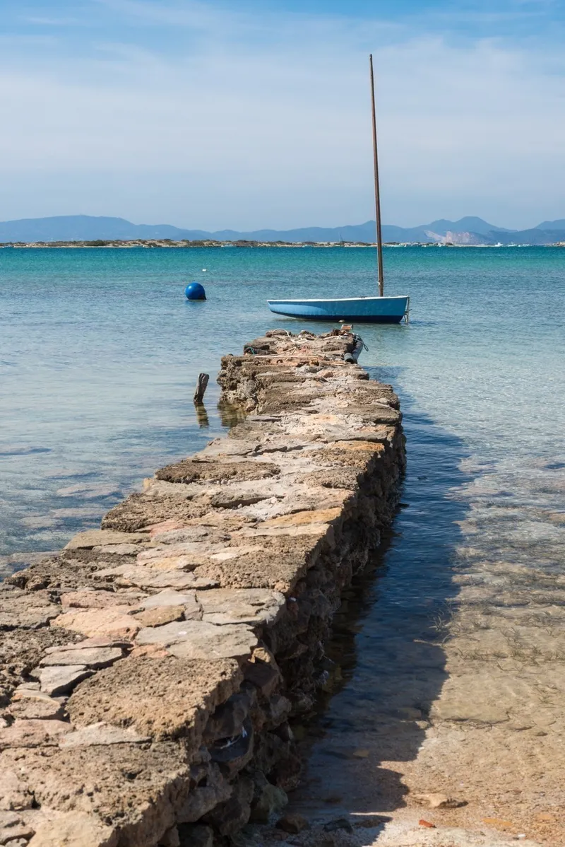 S’Estany des Peix: un rincón marinero ideal para deportes acuáticos y familias en Formentera