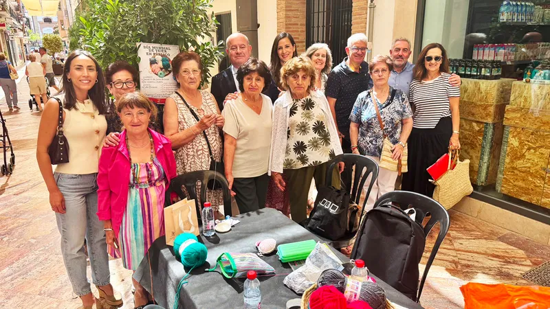 Antequera celebra el Día Mundial de Tejer en Público con una jornada de convivencia para mayores