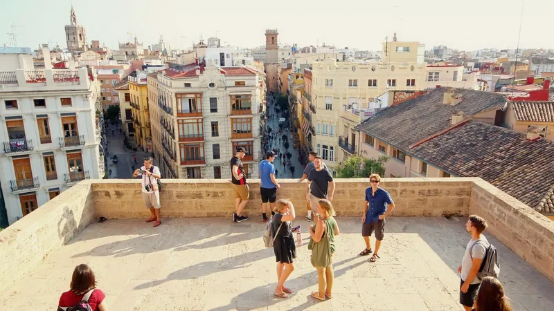 València y Generalitat refuerzan la figura del guía turístico oficial frente al intrusismo