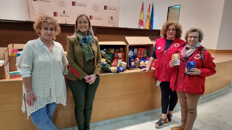 Valdepeñas recauda más de cien kilos de alimentos para Cruz Roja en la campaña 'Un kilo de letras'