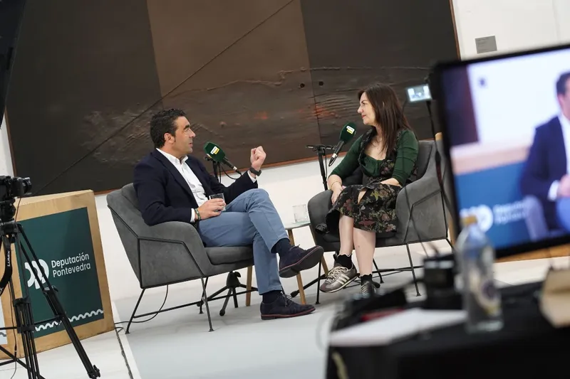 Luis López y Ledicia Costas debaten sobre Vigo y el futuro del gallego en el podcast 'Minutos Extra'