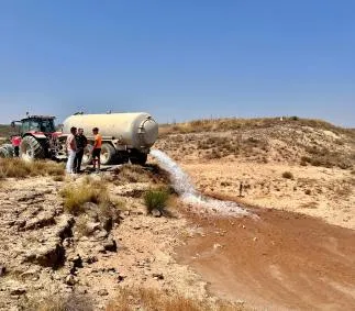 Tarazona llena balsas de agua para apoyar al ganado y la fauna ante la sequía estival