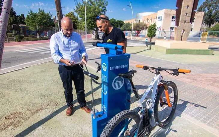 Benidorm instala seis estaciones gratuitas para la reparación básica de bicicletas