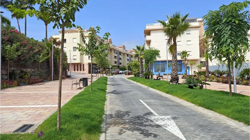 Estepona reabre al tráfico el entorno de la iglesia del Carmen tras la urbanización del aparcamiento de El Carmen